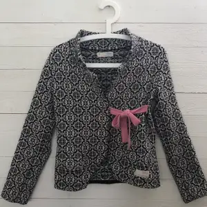 Odd Molly lovely knit jacket i färgen svart/vit med rosa band och detaljer. Strl 0, vilket ungefär motsvarar XS. Nypris 1595kr. Köparen står för frakt. 