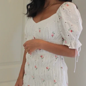 Blommig klänning  - Blommig klänning. Endast använd vid 2 tillfällen. 