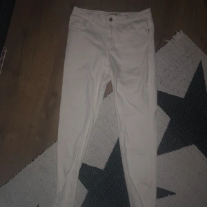 Vita jeans  - Stl L men skulle säga M. Sitter skönt, högmidjade.