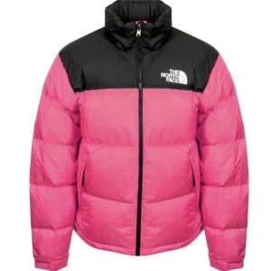 TheNorthFace retro nuptise pufferjacket - Säljer min ett år gamla tnf pufferjacket i jättebra skick då den knappt använts. Köpt för 2900kr💕