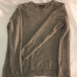 Stickad tröja - Säljer denna stickade tröja i storleken XS men den är lite större i storleken. Otroligt skön är den. Frakt ingår ej