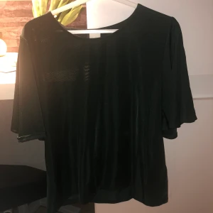 Fin tröja/blus , väldigt skön  - Jättebra skick, fin färg, skönt material/lent.