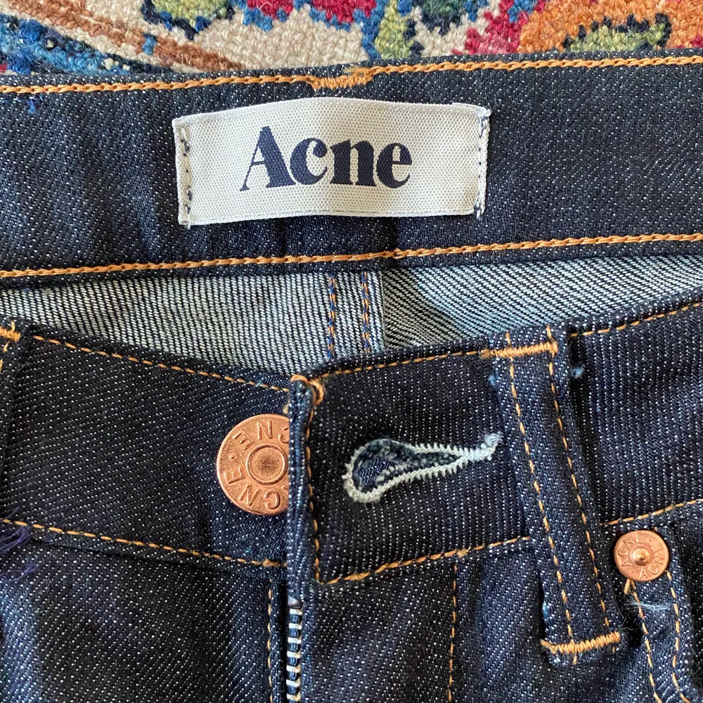 I princip nya jeans från Acne i storlek 27/34. Ursprungs priset är 1000kr och mitt pris är 500kr ❣️ skriv för mer info eller bilder på. Jeans & Byxor.
