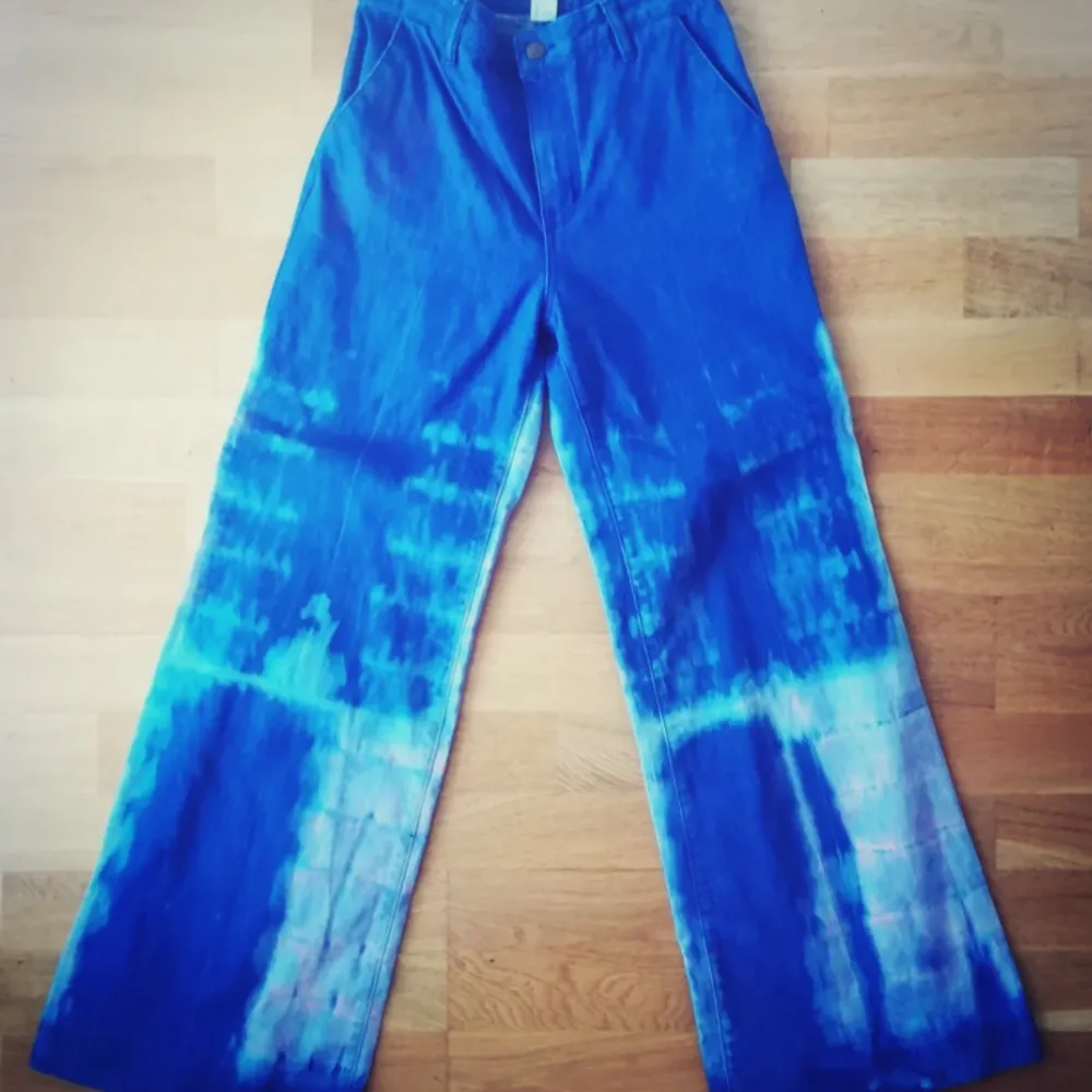 Hippie jeans tie-dyed in size 34 ( waist is 65cm). Post is 63:-. Jeans & Byxor.