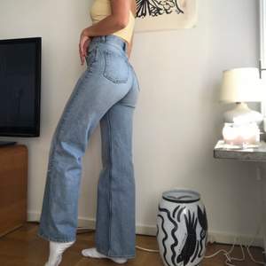 Populära jeans från monki modell yoko i storlek 27 Jag är 172 cm lång. frakt tillkommer på 63 kr! ‼️BUDA‼️ i KOMMENTARERNA 
