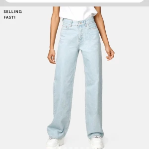 Junkyard jeans - Super populära jeans från junkyard i jätte fint skick. Dem är i storlek 24 jag är 1,63 och de går ner till fötterna på mig. De är köpta för 499 mitt pris är 300kr (köparen står för frakten)