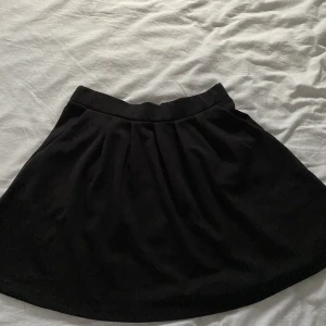 Svart edgy kjol!🖤 - As cool kjol som tyvärr är för stor för mig. Köpt på depop.   Har endast använt kjolen en gång så den är fortfarande i utmärkt skick! 🥰 Köparen står för frakten❤️