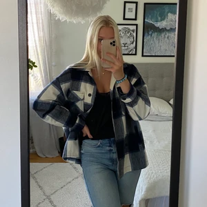 Rutig jacka  - Säljer denna trendiga jacka från Zara! Endast använd ett fåtal gånger!💙🦋