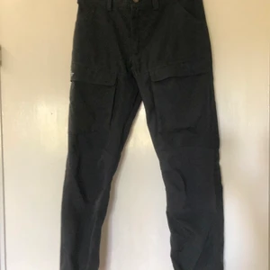 lundhags byxor - Säljer nu mian gamla lundhagsbyxor då dom blivit alldeles för små. Storlek 146-152 men passar en ganska kort xs! Då dom bara är använda få gånger och har inget slitage är dom som nya💓. Buda privat🥰