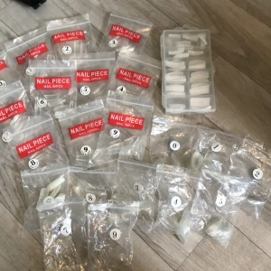 Naglar/tippar - Säljer alla mina naglar som jag har kvar, eftersom jag har slutat göra naglar❤️ säljer allt för 100kr💕 köpare betalar frakt✌️✨