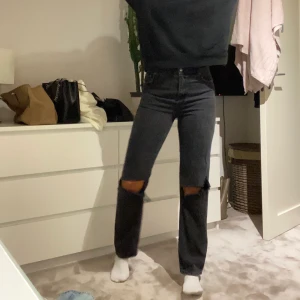 zara jeans - sjukt snygga jeans från zara som tyvärr är lite för korta på mig som är 180 skulle passa någon runt 170 sjukt bra! hålen är klippta själv!💕💕  ‼️BUDGIVNING TILL 8/9 kl 19‼️