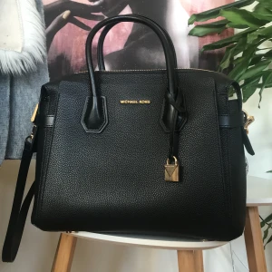 Michael kors handbag  - Only used once. No damage and still new. Bought it for 3900kr. If you are interested text me and we will discuss the meeting. 