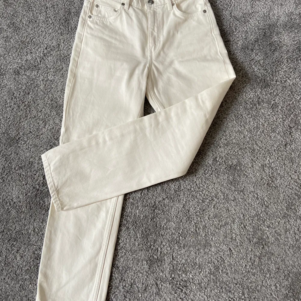 Ankellånga jeans från arket i modellen regular cropped, i storleken W25. Endast använda 2-3 ggr, i princip som nya, säljer pga för små. I mycket fint skick och sitter jättebra på. Köpta för 690 kr. Köparen står för frakten. :) . Jeans & Byxor.