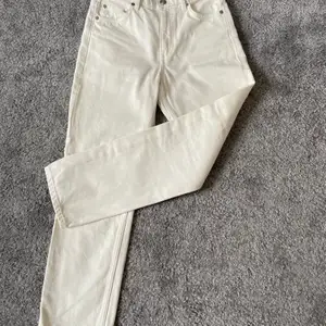 Ankellånga jeans från arket i modellen regular cropped, i storleken W25. Endast använda 2-3 ggr, i princip som nya, säljer pga för små. I mycket fint skick och sitter jättebra på. Köpta för 690 kr. Köparen står för frakten. :) 