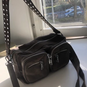 Noella väska - Säljer min gråa noella väska som inte kommer till användning längre. Båda banden ingår. Står ej för frakten!💕