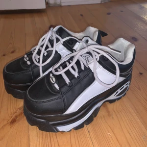 Chunky sneakers - Supersnygga chunky sneakers i vit och svart. Använd fåtal gånger och superbra skick 💜 inklusive frakt