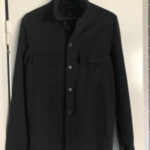 Snygg skjorta/skjortjacka  - Använd en gång. Kallas för skjortjacka på hemsidan men skulle säga det mer än en skjorta.