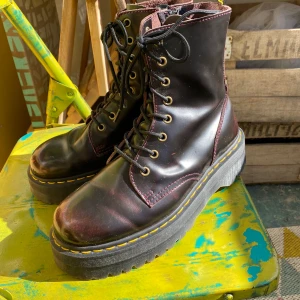 Dr Martens Jadon, oxblod. UK8/EU42 - Docs Jadon, väldigt bra skick!! Skinn i oxblod, plattformssula, dragkedja på innersida. 8 hål. Ca 2430 SEK nypris. 