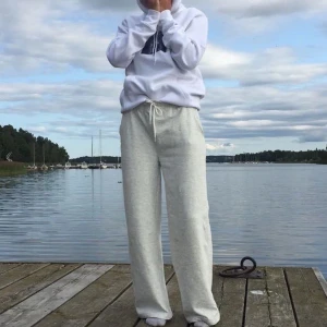 Gråa mjukis byxor.  - Mjukisbyxor med raka ben. Grymt sköna och snygga! Knappt använda