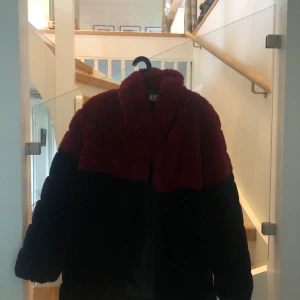 NA-KD x LINN AHLBORG - Fejk päls i storlek 36, passar 38 också! Köpt för två år sen o inte använd sedan vintern 2018. Säljer för 500kr och inte lägre då den är såpass oanvänd och för att de ej går att köpa den längre.