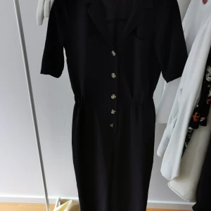 H&M DIVIDED jumpsuit strl 36 - Bra skick!, Enbart använd engång, c.a 1 år gammal. 75Kr + frakt! 
