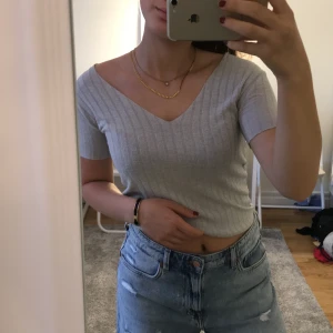 två stycken t-shirts - två stycken ”V” ringade halvt off shoulder t-shirts i två färger (ljusgrå och svart) superfina säljer de tillsammans för 110kr +frakt tillkommer