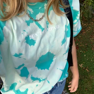 Tie dye tröja - Tie dye tröja med blekning och med texten ”dont compare” själva tröjan är från weekday. 