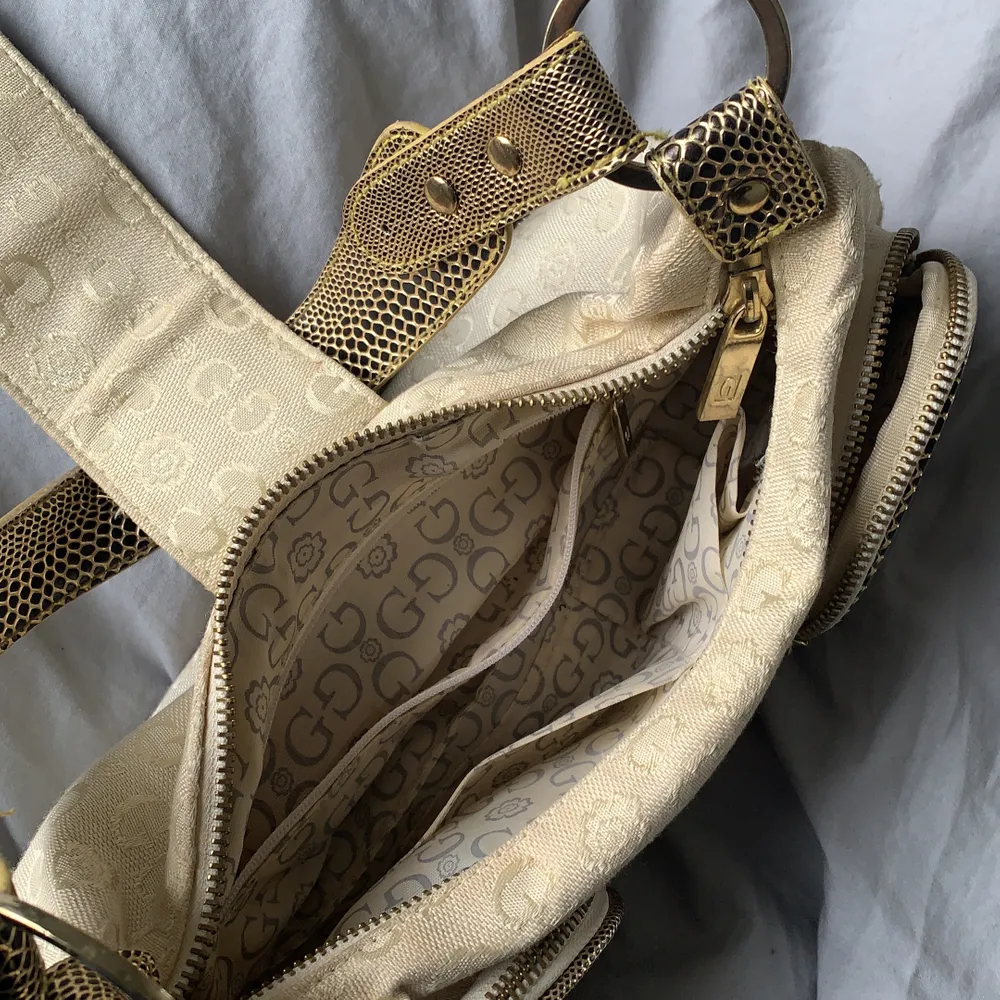 En guldig gussaci väska som jag köpt på humana för 200kr. Tycker den är as fin. Inte trasig eller något nånstans . Väskor.