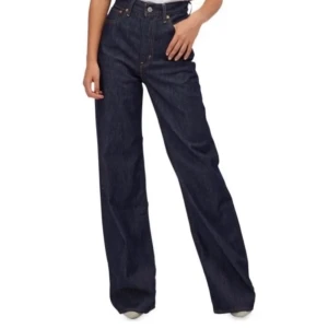 Levis ribcage wide leg  - Säljer mina fina levis jeans då dom tyvärr är för små, knappt använda och är i väldigt bra skick. Storlek 24/32 dom sitter väldigt fint i rumpan och är mörkblåa säljer för 500 men buda. Skriv privat om du vill ha bilder hur dom sitter på mig ❤️ billigare vid snabb affär