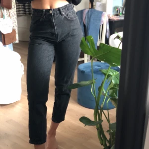 Zara jeans - Snygga jeans från zara, tyvärr lite för tighta och korta på mig, 176cm lång (tycker jag). Grå/svarta, använda ca 1-2ggr. Stl 36 men är absolut mer som en 34. Inte stretchiga. Frakt ingår. 