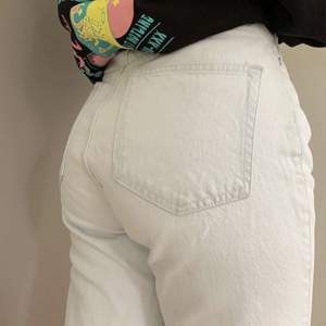 Snygga weekday jeans i modellen rowe! Använda endast 2 gånger. 350kr inkl frakt