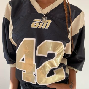 sportig T-shirt  - jag kan inget om sport men cool är den iaf! köpt på second hand, strl xs/s