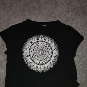 Basic T-shirt från H&M - Väldigt töjbar, mjuk, skön, använd 2 ggr