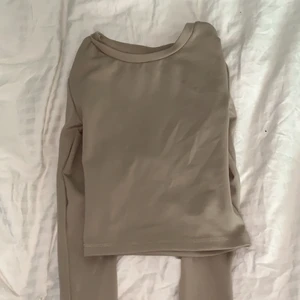 Trängs tröja - En tränings tröja från h&m använd 1-2 ggr, stolek xxs och sitter väldigt fint❤️❤️ har även en svart fast i xs om ngn skulle vara intresserad, originalpris 199 tror jag mitt pris 100+frakt