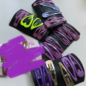 En massa hårspännen  - Säljer dessa hårspännen kom med pris förslag själv om du är intresserad. Köpare står för frakt men kan även mötas upp i Göteborg. 