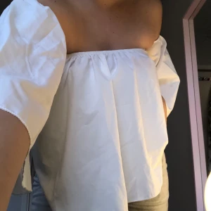 Topp - Hur söt topp?! Fint lätt material som flowar fint. One-size på det här plagget. Det är väldigt stretchigt, men skulle nog säga att det funkar från xs-m. 