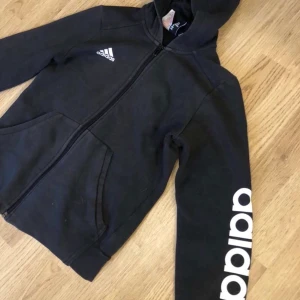 Adidas tröja  - Säljer denna adidas tröja, den är i bra skick, köparen står för frakten💗 