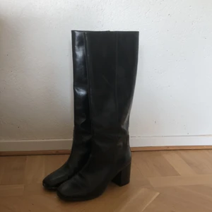 Vagabond höga boots - Boots i skinn från vagabond. Jag köpte de hösten 2019 och har använt de endast ett fåtal gånger så de är i princip som nya! Nypris: 2200:-. Kvitto medkommer! 