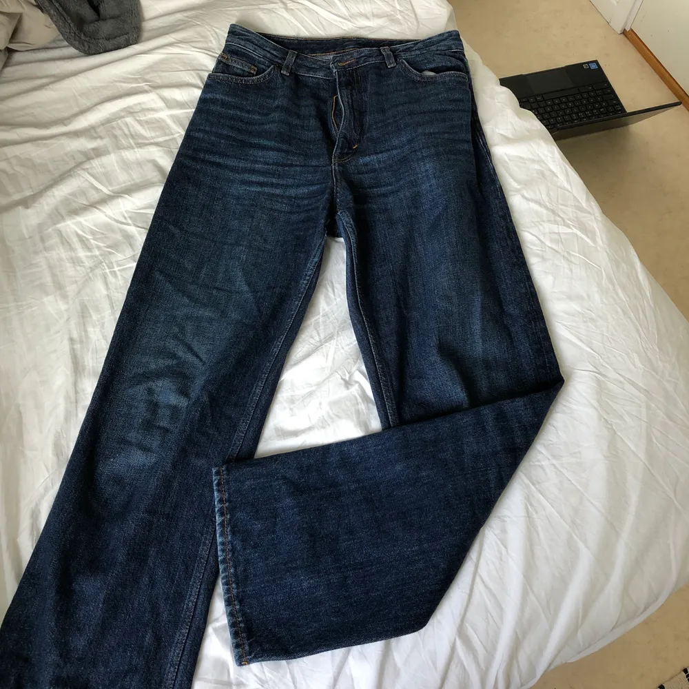 Mörkblå jeans från monki i modellen ”straight leg”. Jag är ca. 170 lång . Jeans & Byxor.