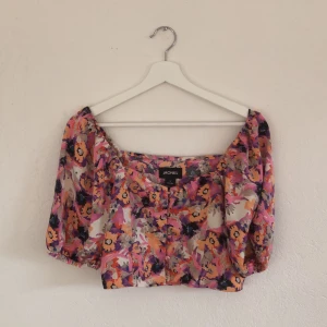 Topp - Blommig blustopp från monki