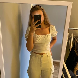 Vit topp - Gullig vit topp från Gina. Storlek s och säljs för 200 utan frakt. 