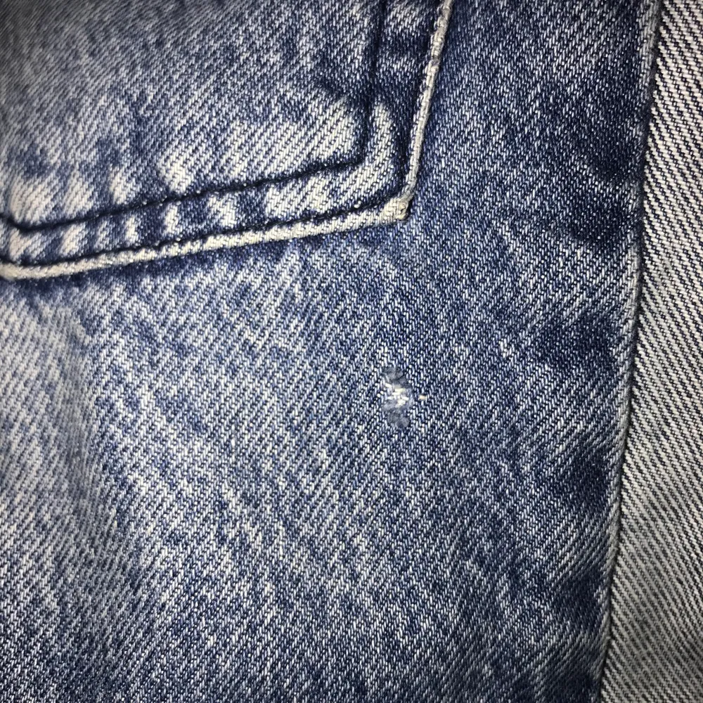 Jeans från NAKD, storlek 36. Har en liten slitning bredvid bakfickan men knappt att det syns! 50 kr + frakt ✨. Jeans & Byxor.