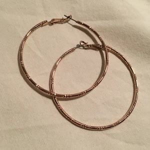 Örhänge  - Örhänge i färgat guld med mönster 