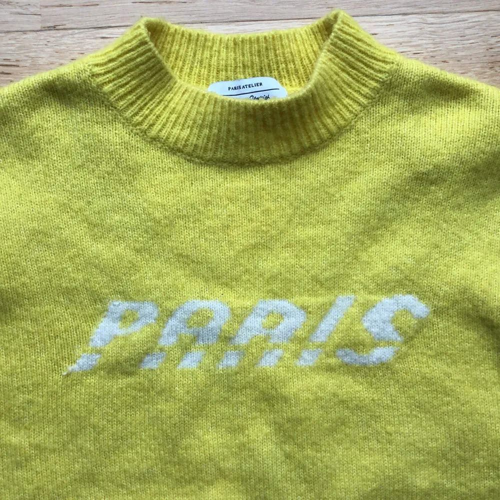 Super trendig gul stickad tröja med texten ”Paris” på, bra skick . Stickat.