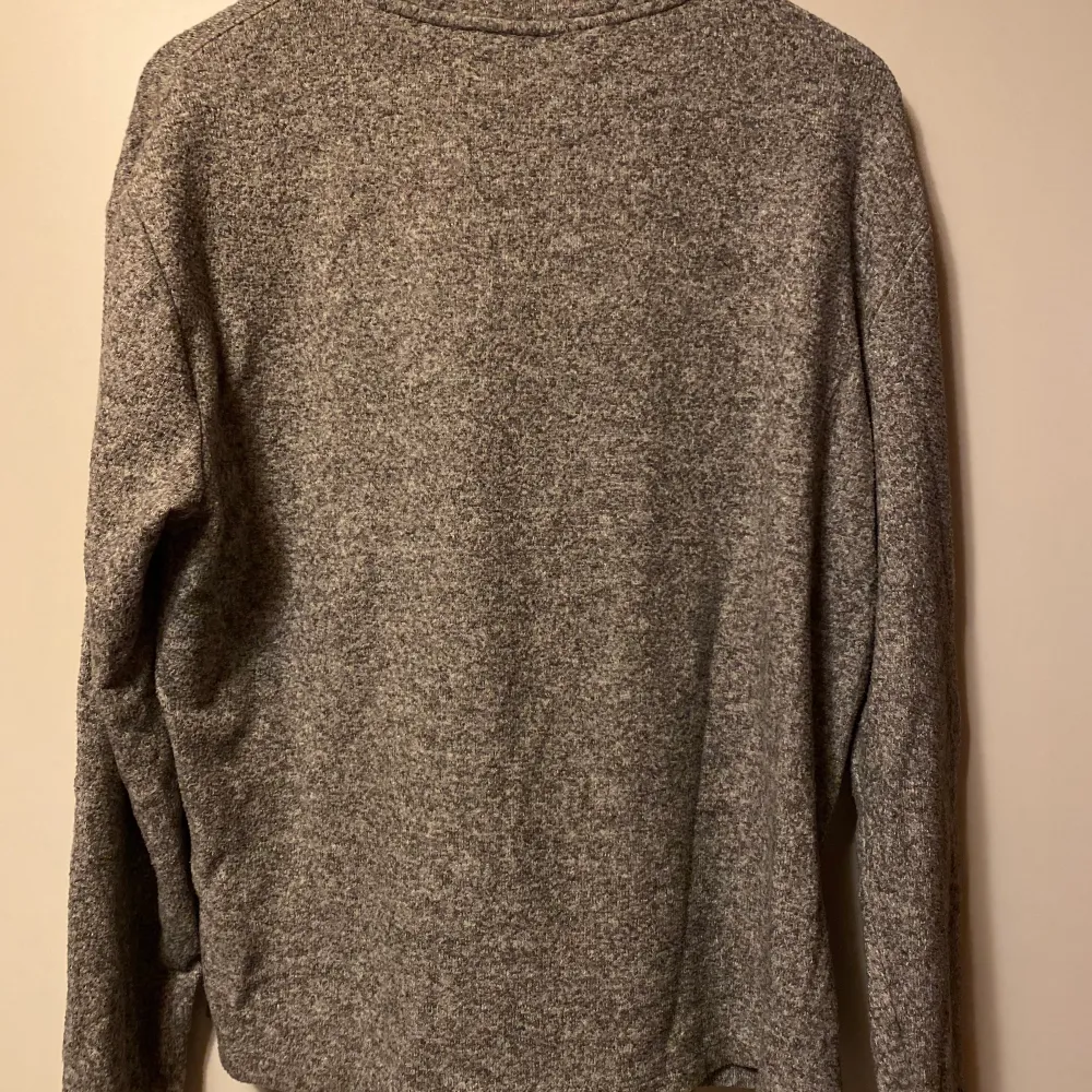 En grå och varmare tröja. Säljes för 30kr, frakt tillkommer. 💕✨. Tröjor & Koftor.