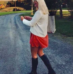 Svarta boots  - Svarta boots i läderimitation. Dragkedja på sidan, ganska smala runt vaderna. Det är i storlek 39. Använda ganska mycket med fint skick! 