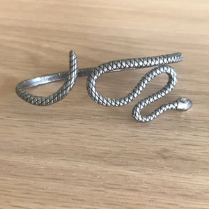 Handsmycke - Hansmycke i form av en orm. Om du köper någonting annat i min shop för över 50kr så får du denna på köpet (gäller allt i min shop som kostar 20kr).