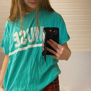 Blå/grön t-shirt med tryck - 💚En oversized t-shirt med vitt tryck från märket Stay i storlek M. Köpt på Carlings.