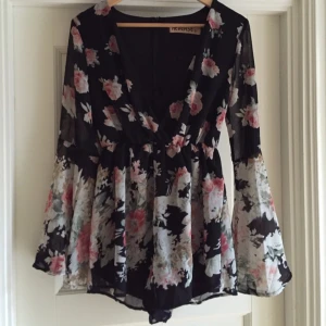  - Byxdress med blommor i svart från Reverse. Aldrig använd. 