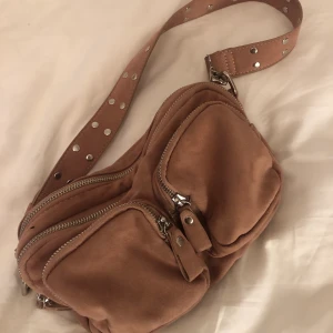 Rosa väska från Gina - En jätte söt rosa väska från Gina, använd fåtal gånger och är i ett fin skick (står inte för postens slarv)